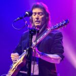 Steve Hackett betovert Tilburg met Genesis-klassiekers en solohoogtepunten
